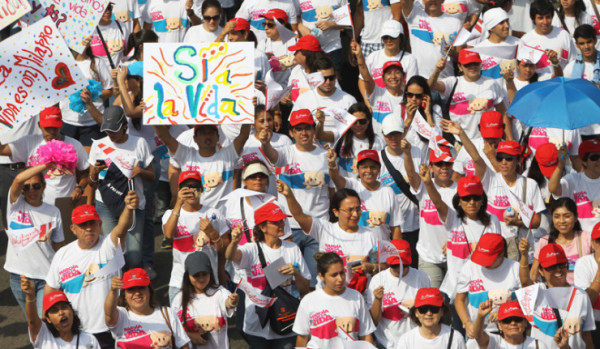 250 тысяч человек приняли участие в марше против абортов в столице Перу