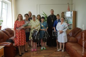 Центр поддержки семьи и материнства "МамаЛето" провёл акцию в гомельском роддоме
