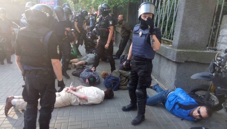 ПОЛИЦИЯ КИЕВА ЖЕСТКО РАЗОГНАЛА ДЕМОНСТРАЦИЮ СТОРОННИКОВ СЕМЕЙНЫХ ЦЕННОСТЕЙ ПРОТИВ МАРША ЛГБТ