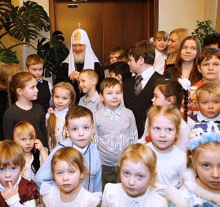 Патриарх Кирилл: Усыновление детей - великое, святое дело