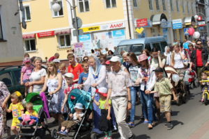 «Все мы родом из детства»: марш в защиту жизни прошёл по улицам Слонима