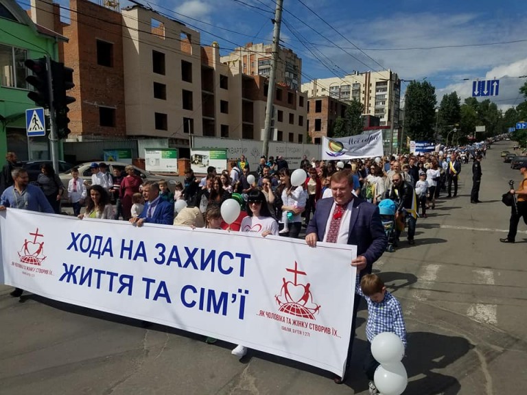 В украинском Хмельницком прошел многотысячный марш за семью