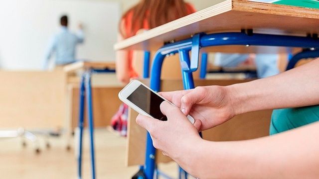 Министр образования предложил ограничить пользование мобильными телефонами в школах