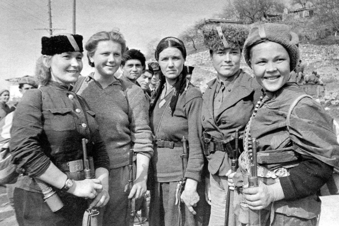 Могилы с ромашками. Как женщины жили и умирали на войне