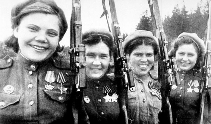 Могилы с ромашками. Как женщины жили и умирали на войне