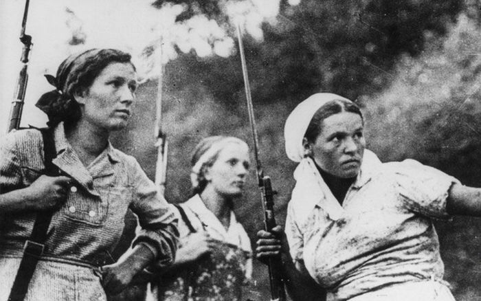 Могилы с ромашками. Как женщины жили и умирали на войне
