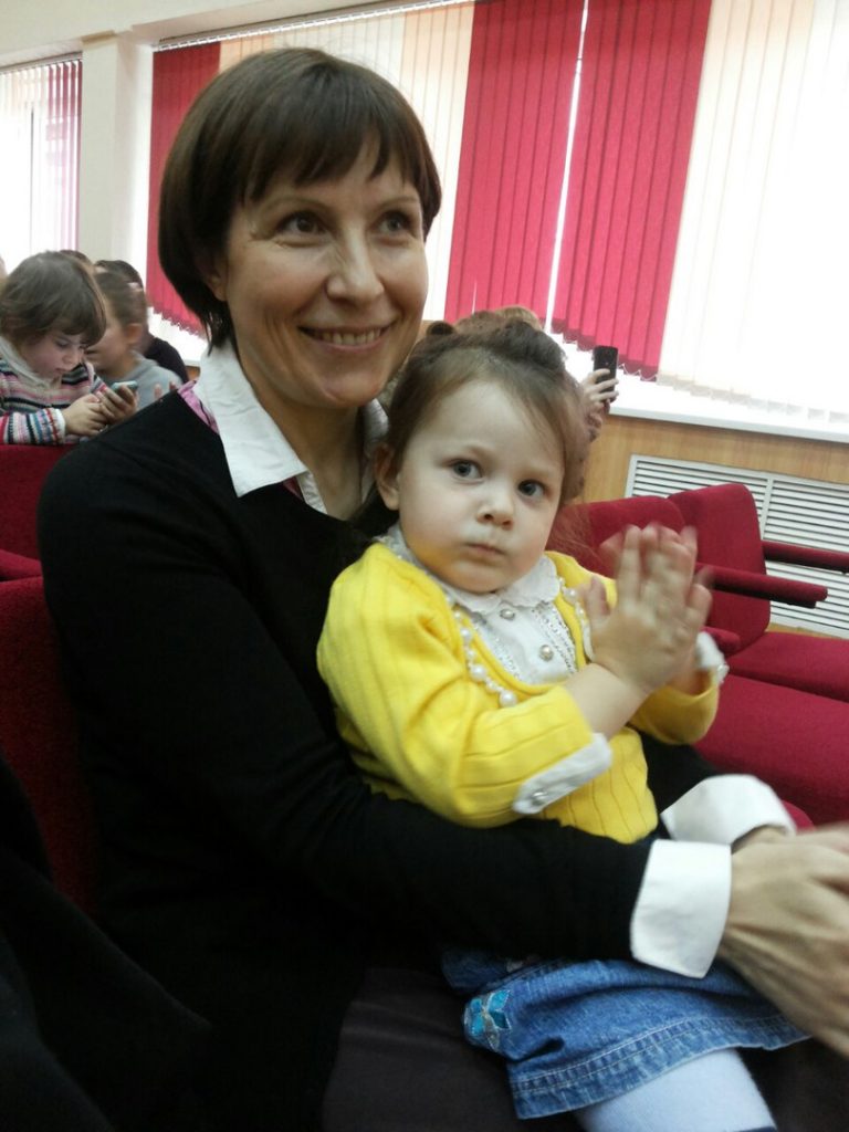 Что не так с нашим материнством? Блиц-опрос накануне Дня матери