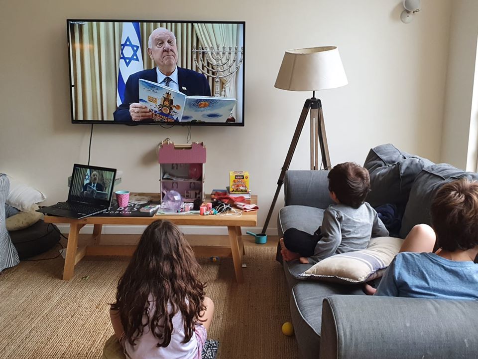 Президент Израиля читает сказки детям, чтобы разгрузить родителей