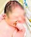 Новорождённый появился на свет, зажав в руке спираль...