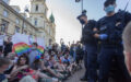 ЛГБТ-активисты в Польше нападают на фургоны пролайферов и меняют государственные флаги на радужные