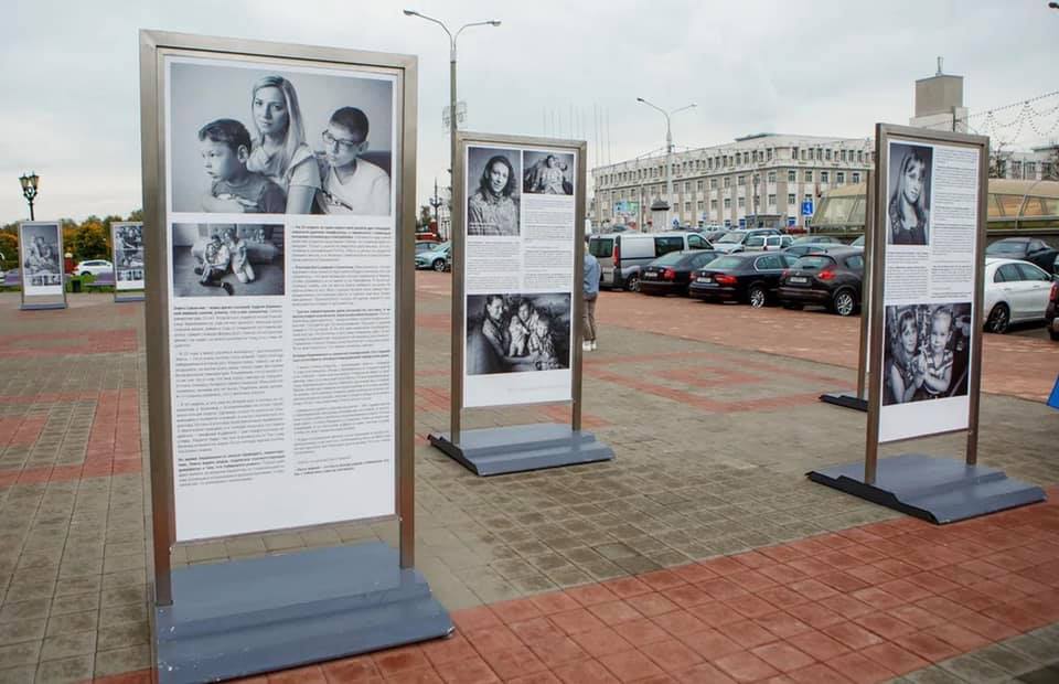 В Минске открылась крутая фотовыставка  "Инклюзивное материнство"