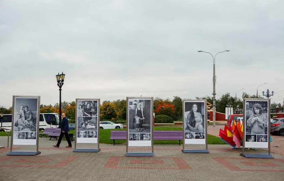 В Минске открылась крутая фотовыставка "Инклюзивное материнство"
