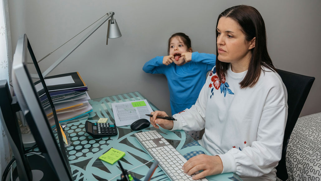 Чем развитее общество, тем тяжелее родителям