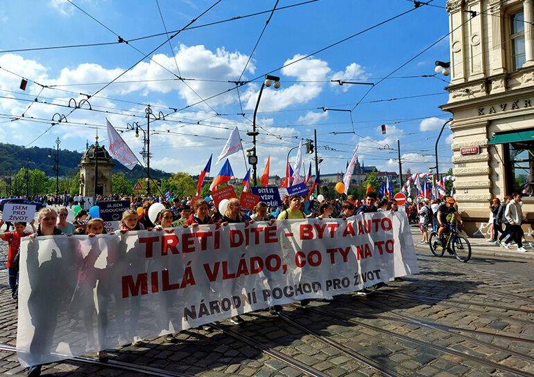 Тысячи человек прошли по улицам Праги с пролайф-лозунгами