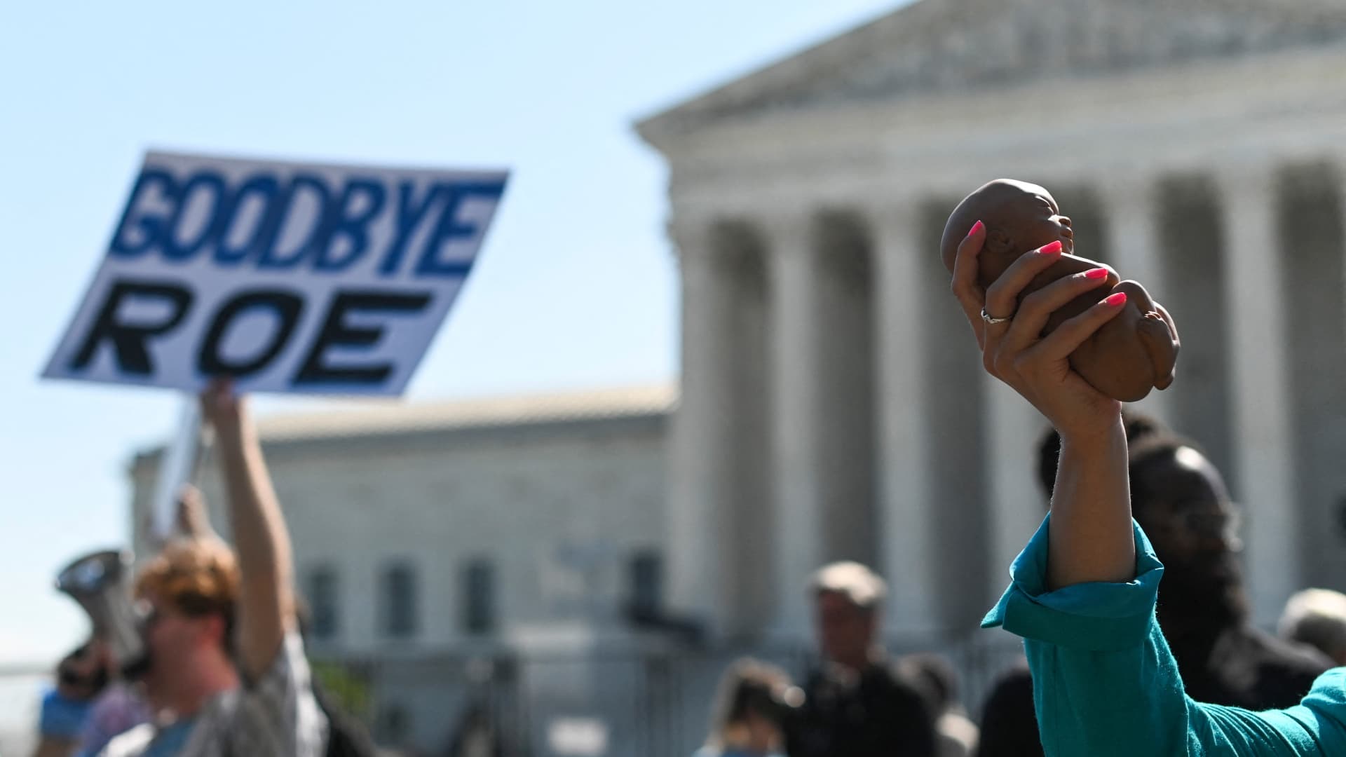 Верховный суд США спустя 49 лет отменил постановление о правах на аборт