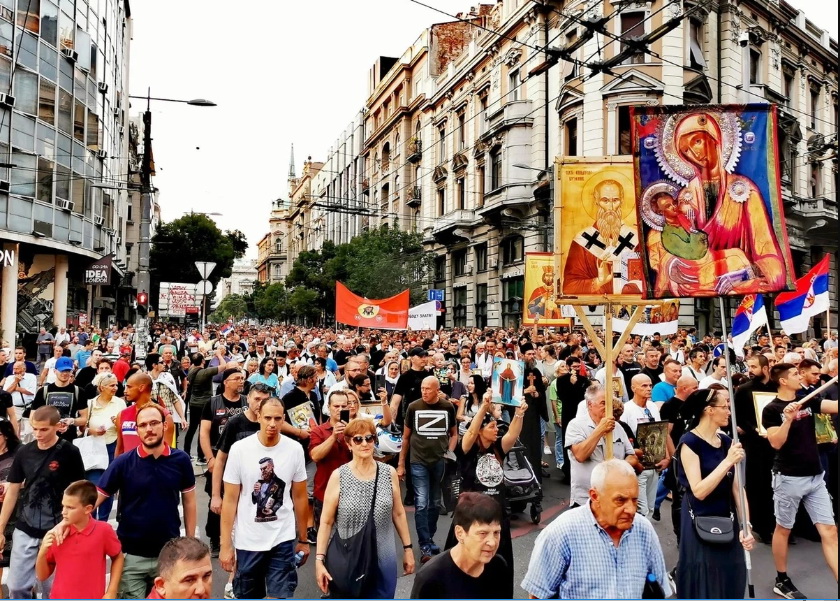 50 тысяч человек вышли на улицы Белграда против гей-парада