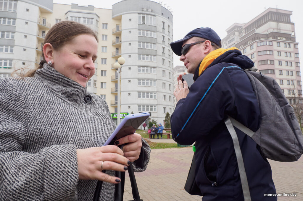 «Моих доходов хватает, чтобы позволить себе отпуск на море». Незрячая девушка о своей работе и жизни