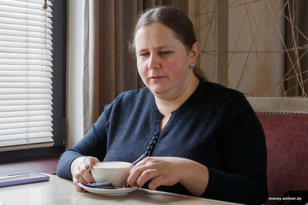 «Моих доходов хватает, чтобы позволить себе отпуск на море». Незрячая девушка о своей работе и жизни