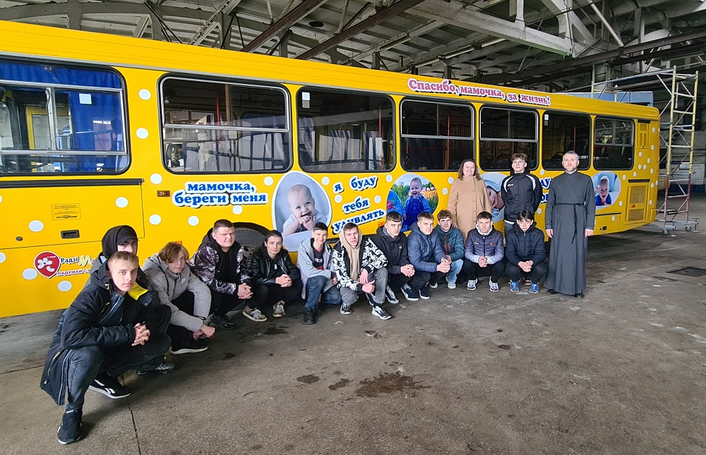 НА ОДИН ИЗ ЛИДСКИХ ГОРОДСКИХ АВТОБУСОВ БЫЛА НАНЕСЕНА СОЦИАЛЬНАЯ РЕКЛАМА «ЗА ЖИЗНЬ И СЕМЕЙНЫЕ ЦЕННОСТИ»