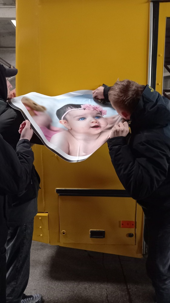 НА ОДИН ИЗ ЛИДСКИХ ГОРОДСКИХ АВТОБУСОВ БЫЛА НАНЕСЕНА СОЦИАЛЬНАЯ РЕКЛАМА «ЗА ЖИЗНЬ И СЕМЕЙНЫЕ ЦЕННОСТИ»