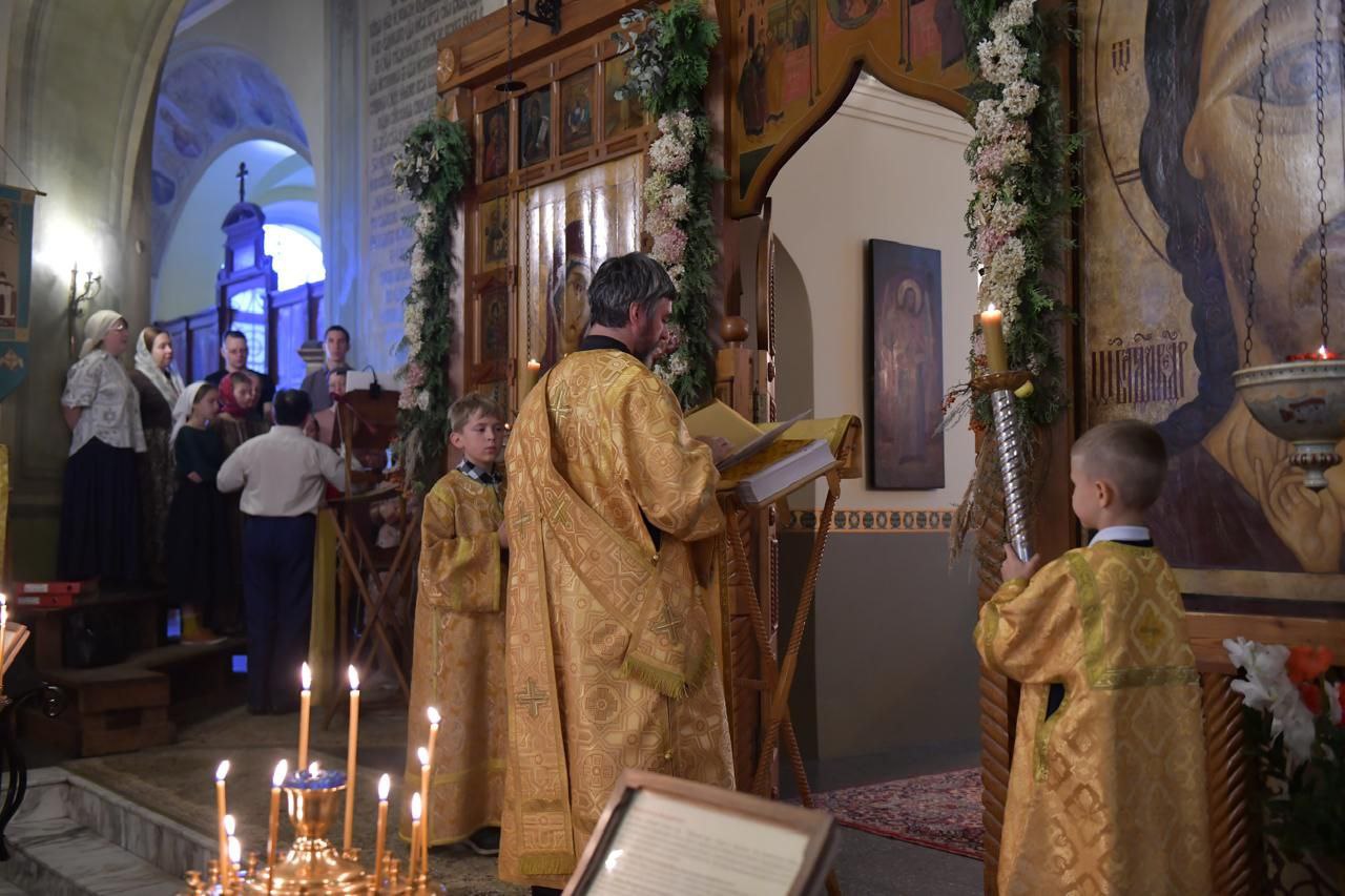 Священный Синод постановил проводить 11 января молебен во всех храмах Русской Православной Церкви о вразумлении женщин, намеревающихся сделать аборт