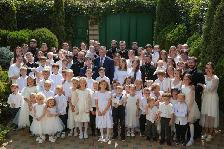 Семь Надюш и девять Вань: В семье ростовской матери-героини Надежды Осяк родилась 64-я внучка, названная в ее честь.